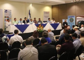 Miguel Pereira firma carta de entendimiento con 51 alcaldes de todo el país