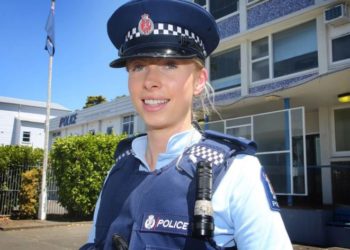 La fotografía viral de una agente de policía tras la masacre de Nueva Zelanda