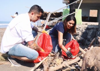 Limpian playa de Acajutla