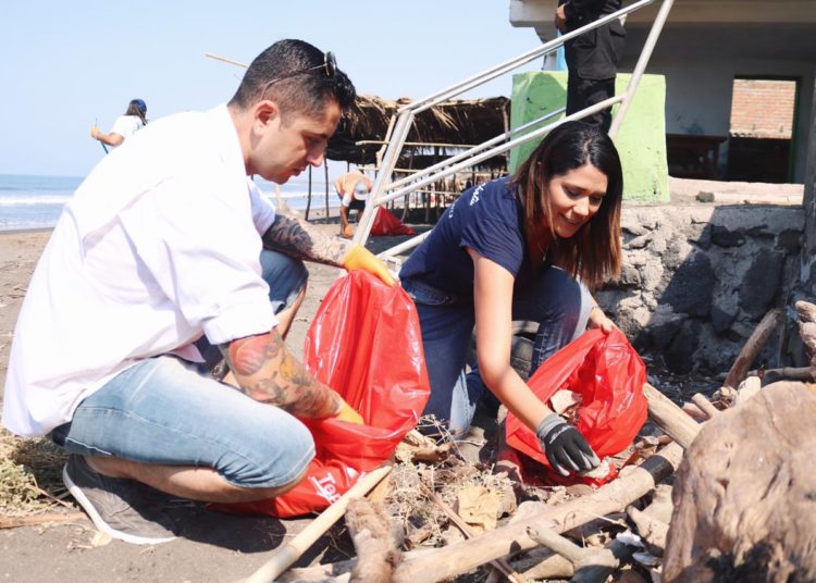 Limpian playa de Acajutla