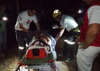 Rescatan a hombre que cayó a un barranco de 40 metros en Santa Ana