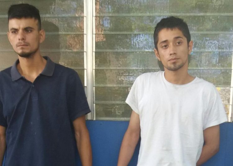 PNC de Gotera presenta a dos hombres acusados de robar $42 en carne a un supermercado