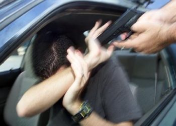 Delincuentes roban vehículo propiedad de Centros Penales