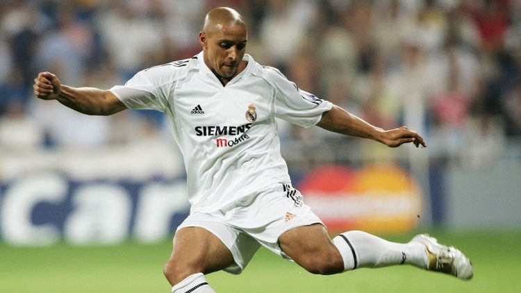 Desborde y gol: Roberto Carlos demostró sus habilidades a los 45 años