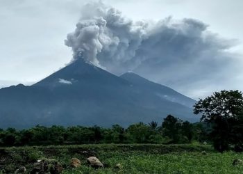 Guatemala: Volcán de Fuego nuevamente registra explosiones y lanza ceniza a aldeas vecinas