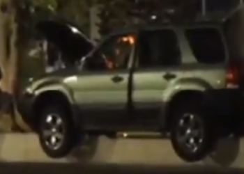 Borracho pierde el control de su vehículo y queda embancado en El Salvador del Mundo