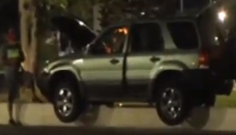 Borracho pierde el control de su vehículo y queda embancado en El Salvador del Mundo