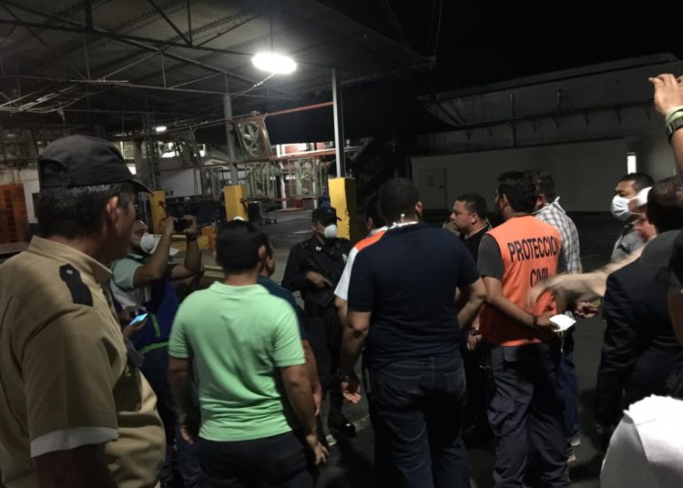 Fuga de gas amoniaco provocó pánico en varias familias aledañas a la Avícola Salvadoreña