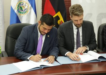 El Salvador y el KfW suscriben tercer contrato de canje de deuda
