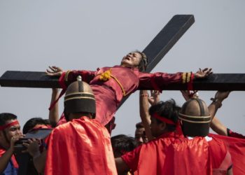 Filipinos se flagelan y se crucifican de verdad en este Viernes Santo