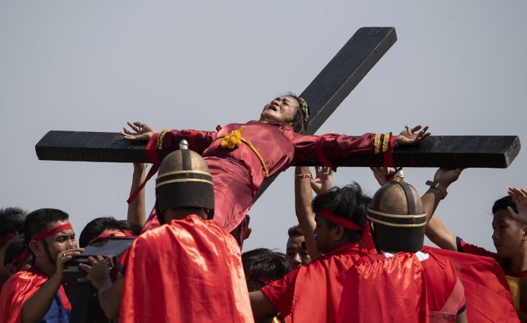 Filipinos se flagelan y se crucifican de verdad en este Viernes Santo