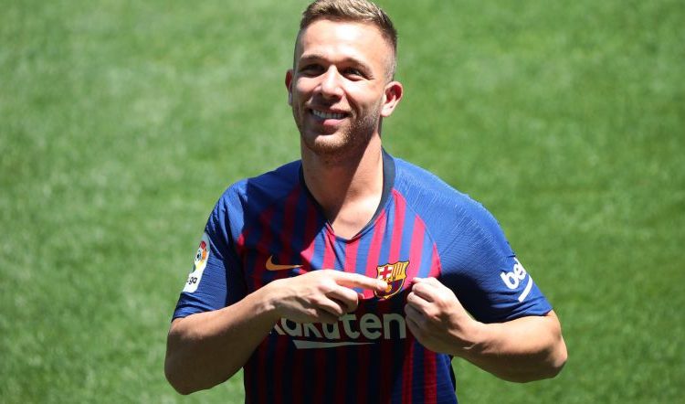 Arthur, sobre el vestuario del Barça: «Piqué es muy guapo y Messi es extremadamente inteligente»