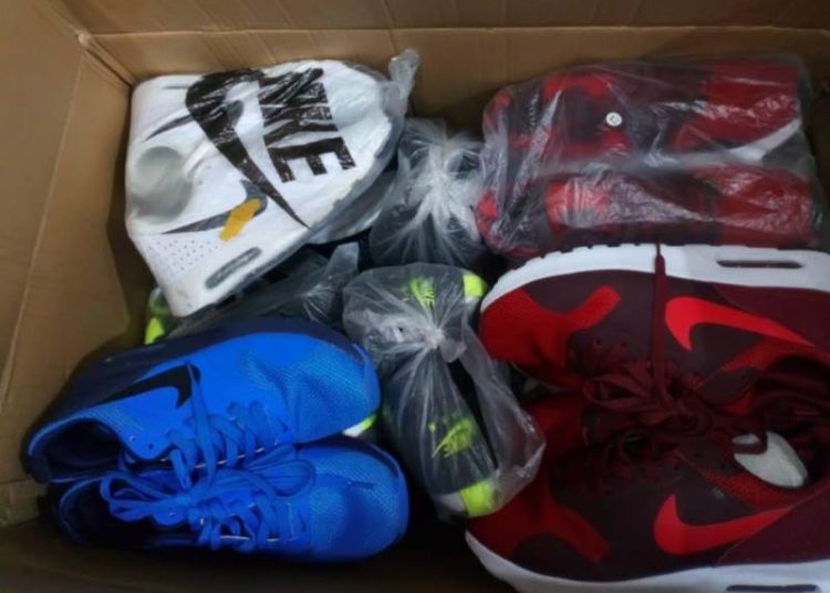 Desbaratan red de comerciantes que vendían zapatos falsificados en Santa Ana y Sonsonate