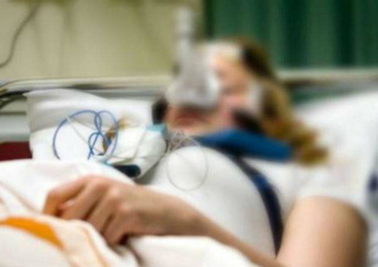 Mujer despierta tras casi 30 años en coma