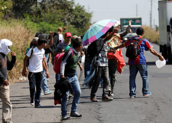 (VIDEO): Migrantes hondureños propinan paliza a mexicano por avalar su deportación