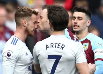 (VIDEO) Recibe tarjeta amarilla por besar a un contrario durante un partido de la Liga Premier inglesa