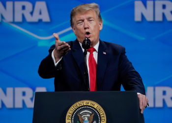 (VIDEO) Arrojan un celular contra Donald Trump durante una conferencia sobre armas
