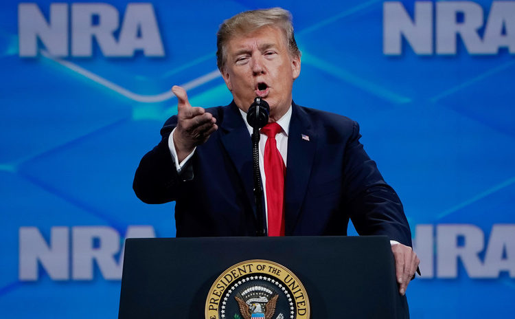 (VIDEO) Arrojan un celular contra Donald Trump durante una conferencia sobre armas