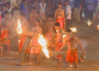 (VIDEO) Intentan prenderse fuego unos a otros en honor a una diosa guerrera