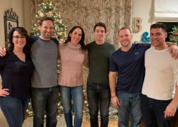 Mujer creyó que era hija única y descubre que tiene 30 hermanos