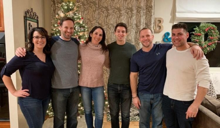 Mujer creyó que era hija única y descubre que tiene 30 hermanos