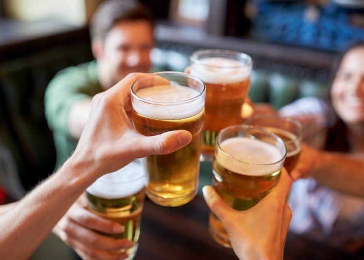 Hombre que consumió solo cerveza durante 45 días asegura haber perdido 20 kilos