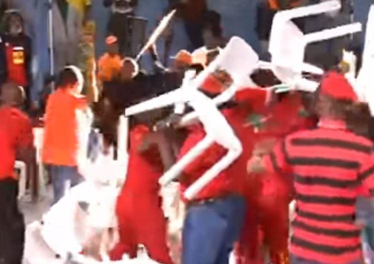 Seguidores de dos partidos sudafricanos se lanzan sillas durante un debate televisivo