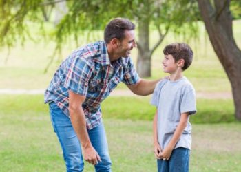 (VIDEO) Padre golpea a niños que se burlaban de su hijo