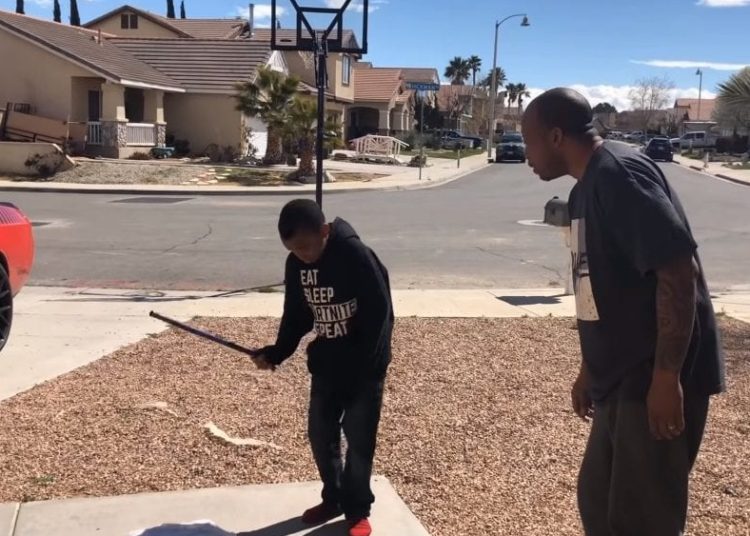 (VIDEO) Entre lágrimas, niño es obligado a destruir su PlayStation por sacar malas notas