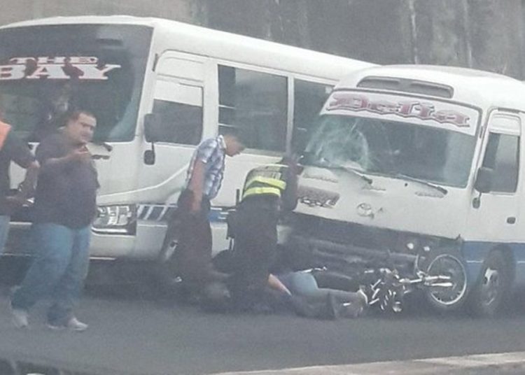 Microbuseros atropellan a pareja de motociclistas en la Troncal del Norte