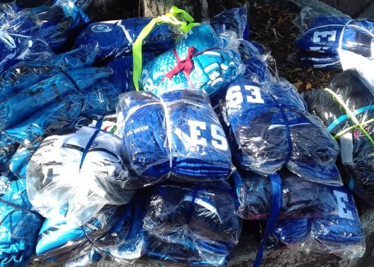 Capturan a guatemalteco por contrabando de camisas de la selecta