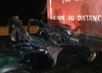Hombre estrella su vehículo contra una rastra y muere en Sonsonate