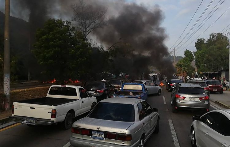 (VIDEO) Residentes de colonia 10 de octubre y de San José Villanueva protestan por falta de agua