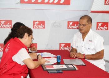 Óscar Ortiz se inscribe como candidato a secretario General del FMLN