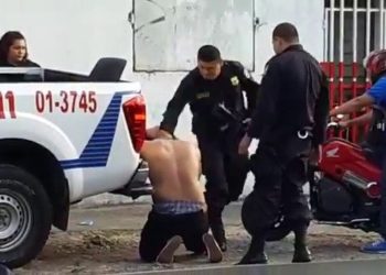 (VIDEO) Inician proceso administrativo contra agentes que habrían golpeado a un hombre que chocó contra una patrulla