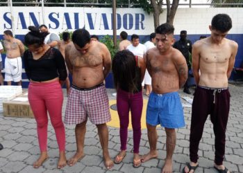 (VIDEO) Capturan a cinco pandilleros que se dirigían a la Costa del Sol a vacacionar