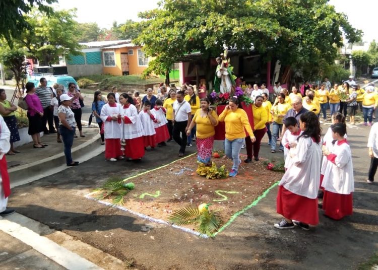 (FOTOS) Reos en fase de confianza se suman a actos religiosos en distintos puntos del país