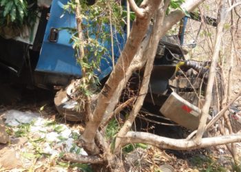 Camión cargado con sal se precipita en un barranco y deja cuatro lesionados en San Miguel