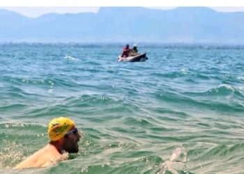 El ganador de dos récords Guinness tras nadar un lago lleno de cocodrilos durante 54 días