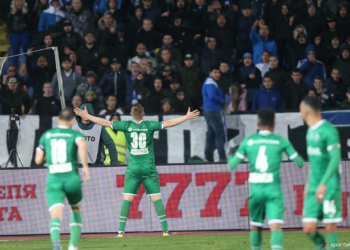Jugador provocó a la afición con festejo de gol y esta responde bajando a la cancha por él