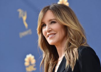 Felicity Huffman admite haber sobornado universidad para que ingresara su hija