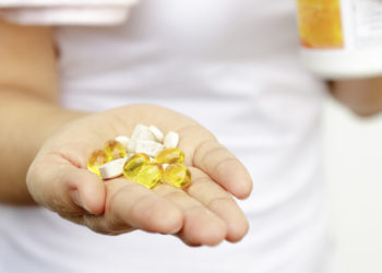 Un hombre sufre insuficiencia renal crónica por tomar demasiada vitamina D