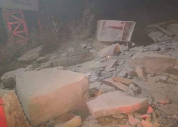 (VIDEO) Derrumbe provoca cierre de ambos sentidos de la autopista Los Chorros