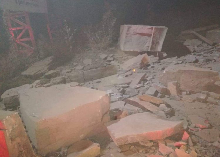 (VIDEO) Derrumbe provoca cierre de ambos sentidos de la autopista Los Chorros