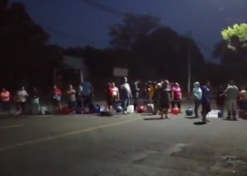 (VIDEO) Habitantes de Soyapango cierran calle Agua Caliente