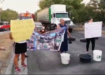 (VIDEO) Protestan por falta de agua en autopista a Comalapa y carretera de Oro