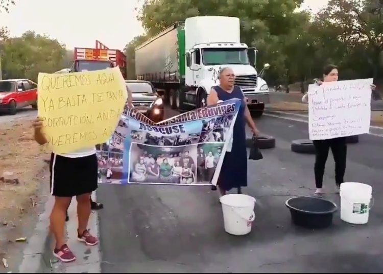 (VIDEO) Protestan por falta de agua en autopista a Comalapa y carretera de Oro