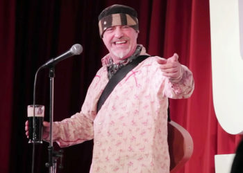 Un comediante bromeó sobre su muerte en un show y después sufrió un paro cardíaco