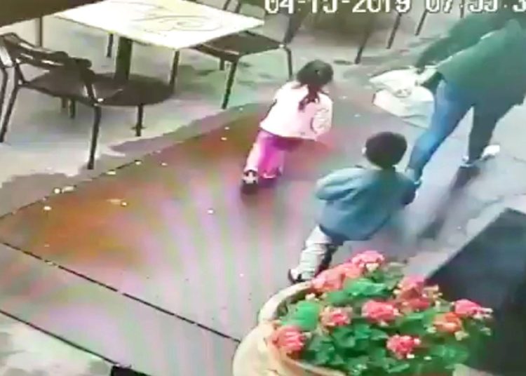 (Vídeo) Se salvan de milagro de ser arrollados por un automóvil en California