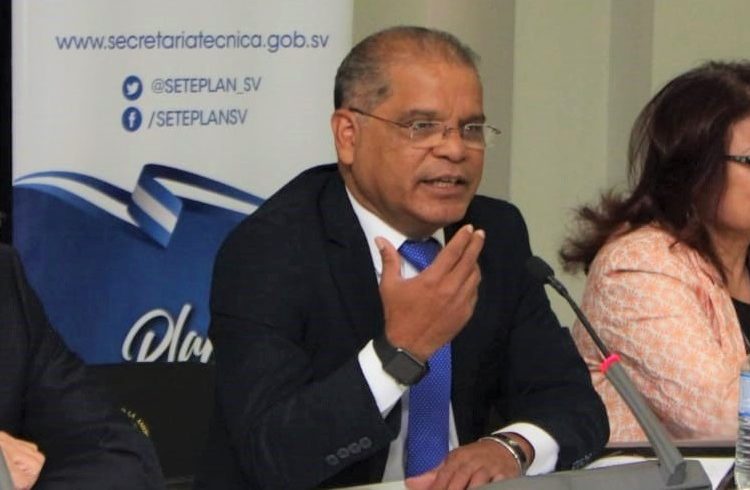 Óscar Ortiz lanza su propuesta para cambiar de rumbo al FMLN